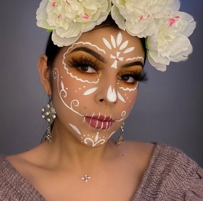 beautynfacts Keep all the strokes on top the same color for a monochrome Catrina look.