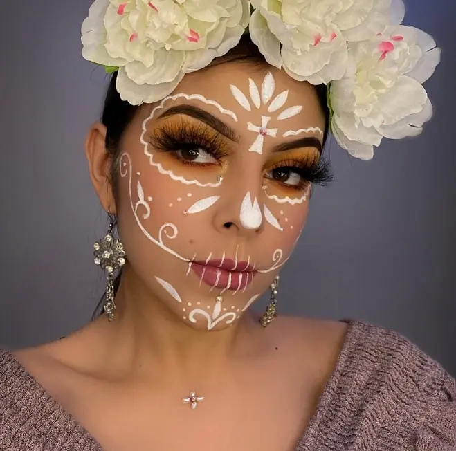 Beautynfacts keep all the strokes on top the same color for a monochrome catrina look.