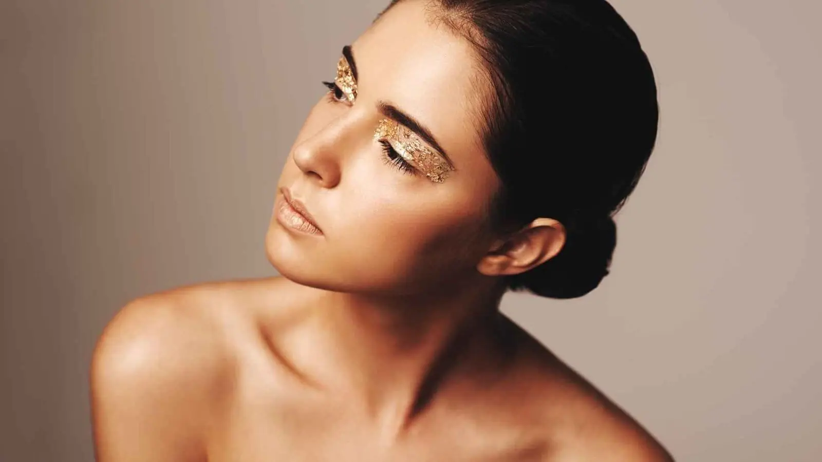 Glitter Eyeshadows: How to Wear the Makeup Trend Glitter Eyeshadows: How to Wear the Makeup Trend