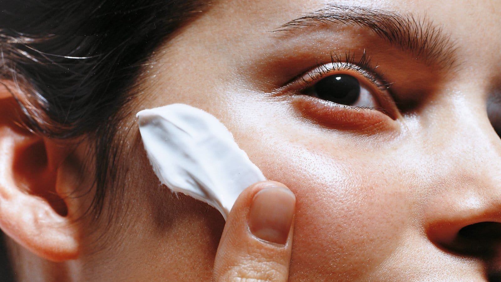 Hydrate your skin with a suitable moisturizer for your skin type, both in the morning and at night Hydrate your skin with a suitable moisturizer for your skin type, both in the morning and at night