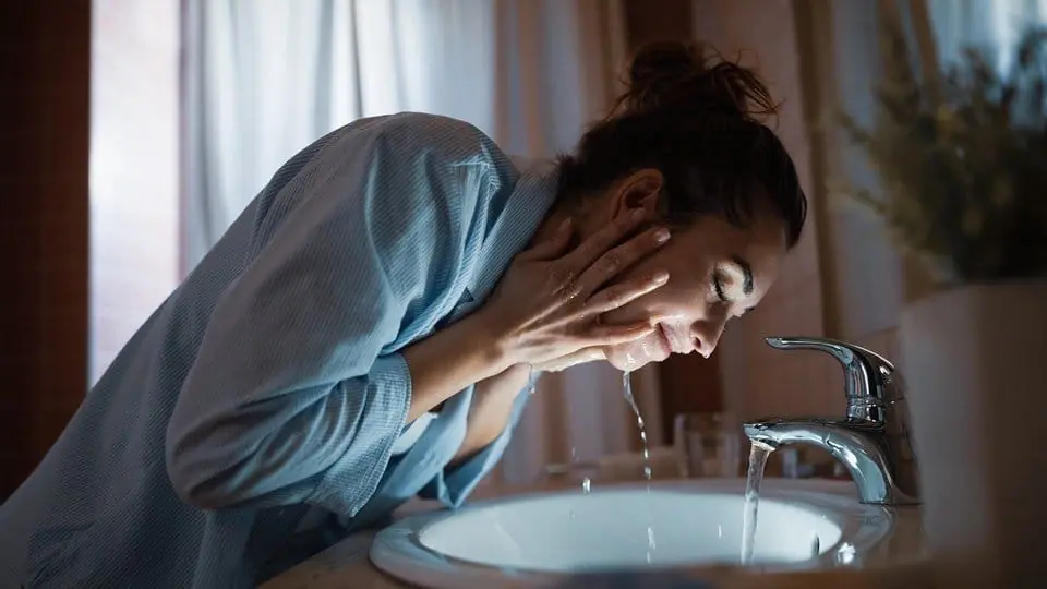 Skin Mistakes at Night: 9 Habits That Age You Faster