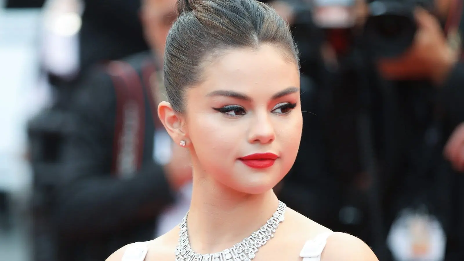 Black Eyeliner: Does It Make You Look Older? Experts Weigh In Black Eyeliner: Does It Make You Look Older? Experts Weigh In