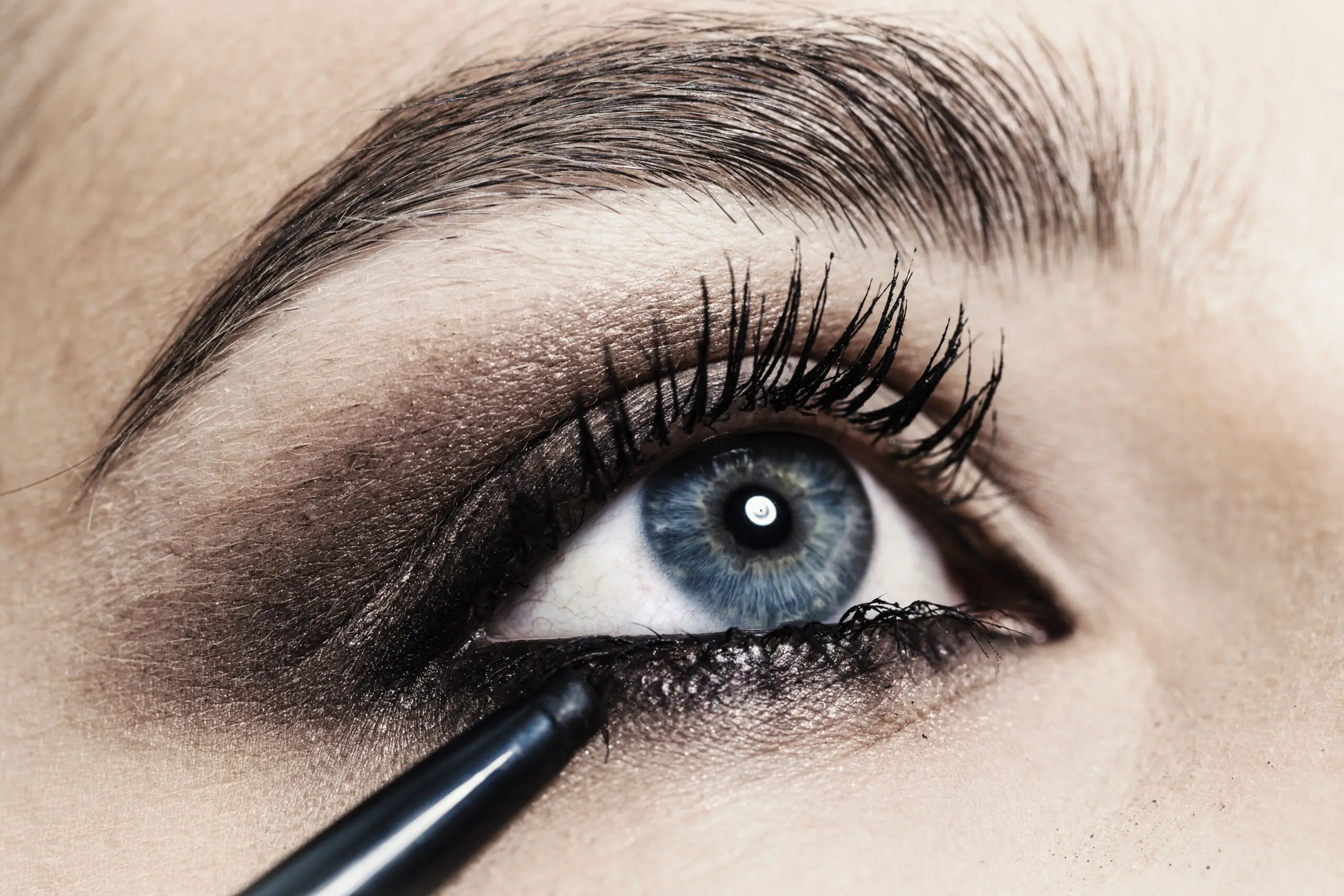 Mistakes to avoid when using coloured eyeliners